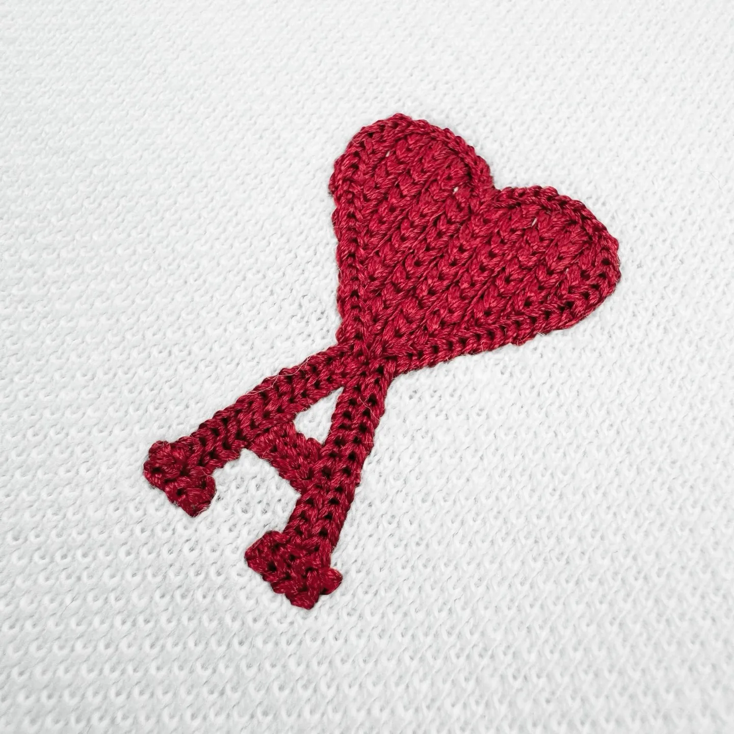Ami Red love embroidered Polo shirt (White). The fabric is made of custom-made Dreamweaver honeycomb cotton. It has excellent texture and is comfortable and close to the skin. The pure white color gives elegance and purity to the clothes. A bright red love heart appears on the chest like a work of art. It complements the AMI embroidery on the back and adds brand recognition. It is the ultimate simplification of color. It also conveys the love and persistence of life. It uses imported machine embroidery technology and uses advanced computer control systems and precision mechanical components. Realize Ami's love embroidery work with high precision, smooth and delicate lines, and the fabrics have been washed, with better hand feel and texture, not easy to deform, not easy to shrink, not easy to fade, and maintain long-term beauty. Size:S-M-L-XL